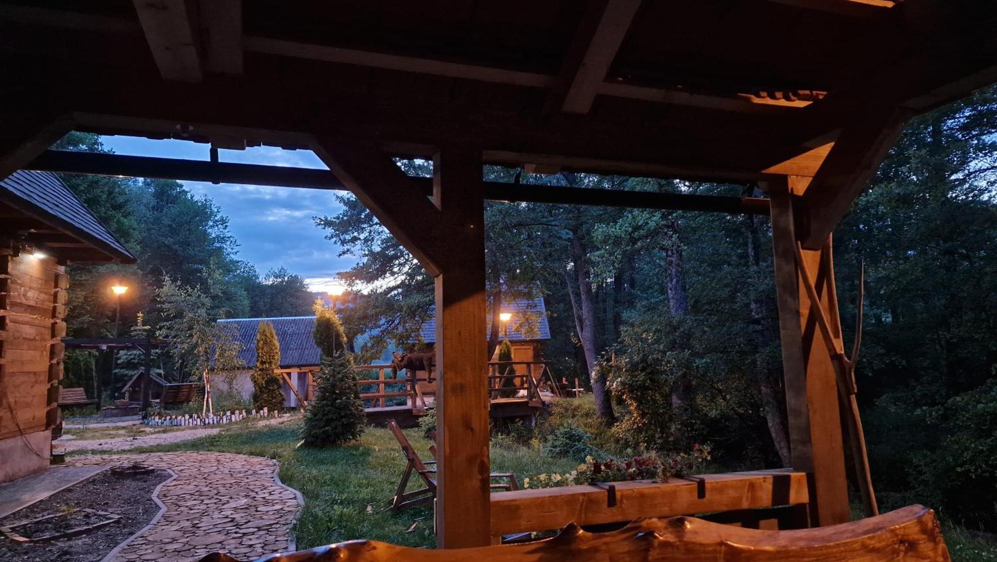 Vodenica Vrelo Chalets Vrelo Korenicko Phòng bức ảnh